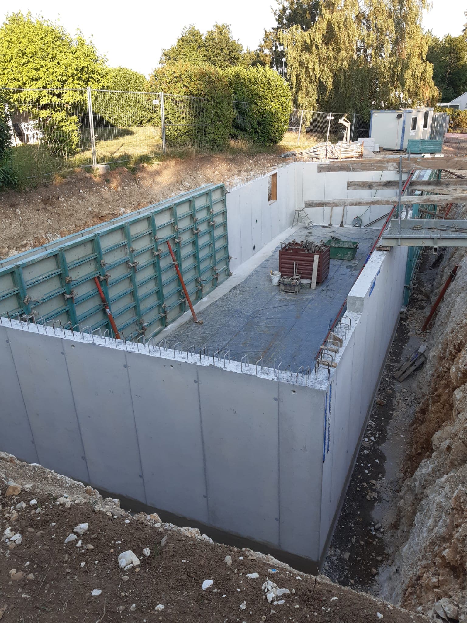 Décoffrage des murs du sous-sol — 24 juin 2026