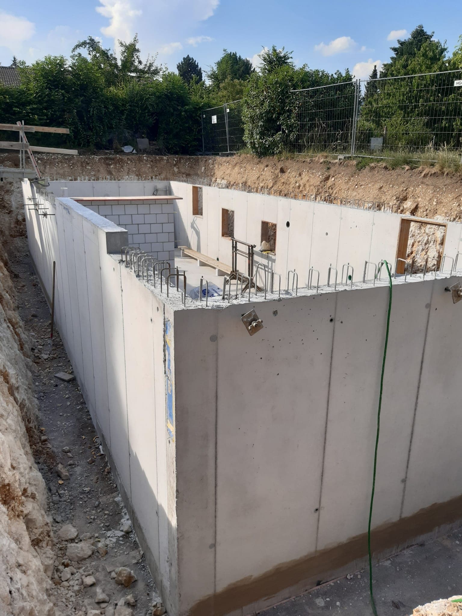 Murs du sous-sol coulés — 26 juin 2026