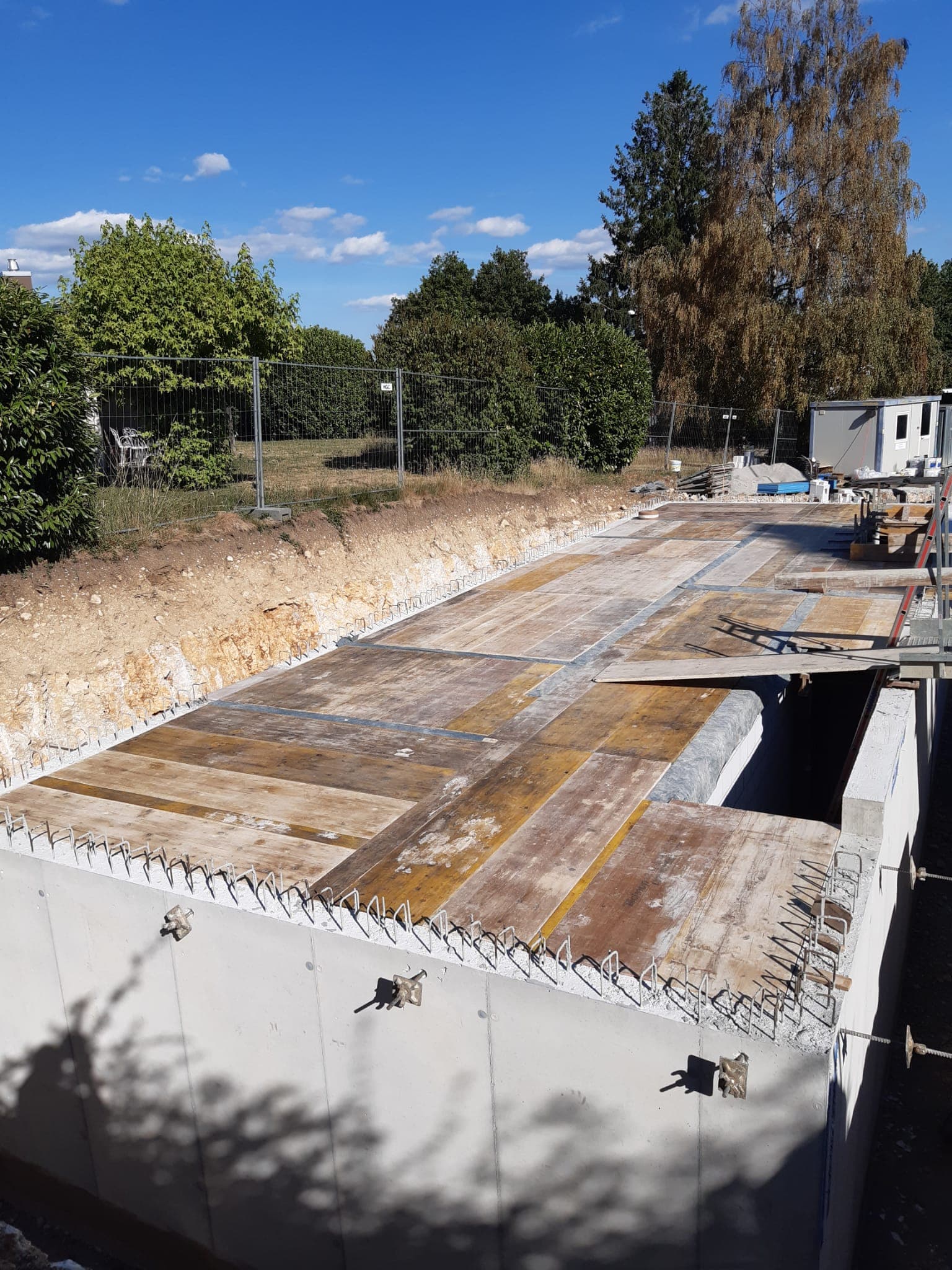 Coffrages posés au-dessus des murs du sous-sol — photo 1